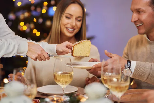 Barátok ünnepli karácsonyi party tartó bor — Stock Fotó
