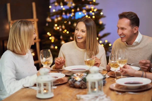 Přátelé slaví vánoční večírek s vínem — Stock fotografie