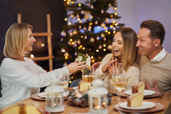 Przyjaciele świętują przyjęcie świąteczne z winem — Zdjęcie stockowe