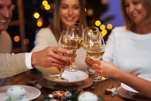 Друзья празднуют рождественскую вечеринку с вином — стоковое фото