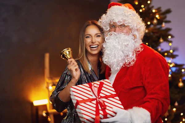 Άγιος Βασίλης με νεαρή γυναίκα και ένα δώρο — Φωτογραφία Αρχείου