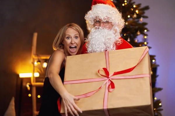 Père Noël avec une jeune femme et un cadeau — Photo