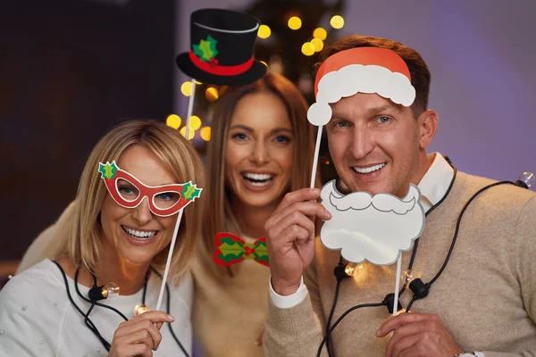 Vänner eller familj firar julfest — Stockfoto