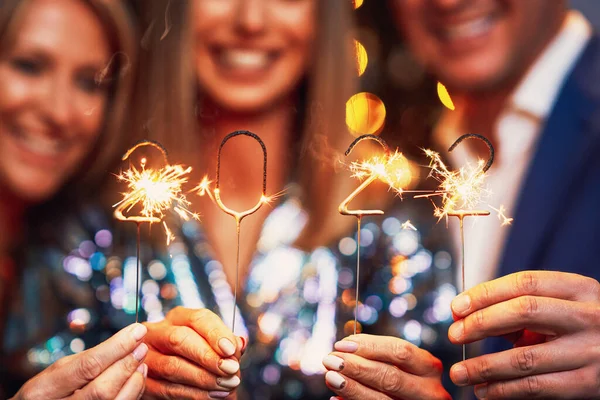 Schöne junge Freunde haben Spaß bei der Silvesterparty 2022 — Stockfoto