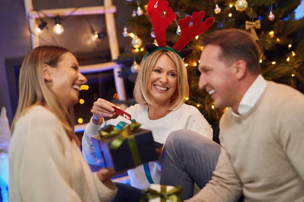 Barátok vagy család ünneplő karácsonyi party — Stock Fotó