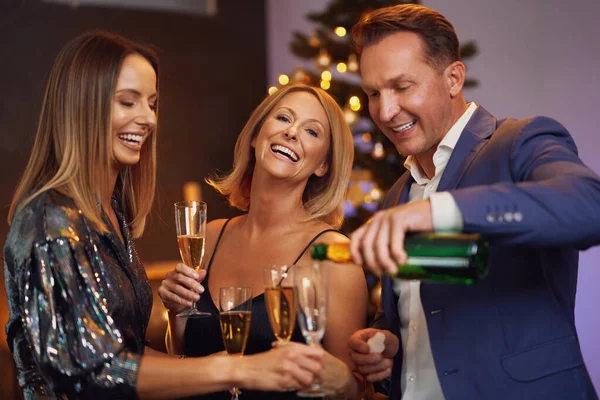 Leuke vrienden hebben plezier op kerst of nieuwjaarsfeest — Stockfoto