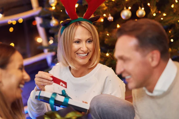 Vänner eller familj firar julfest — Stockfoto