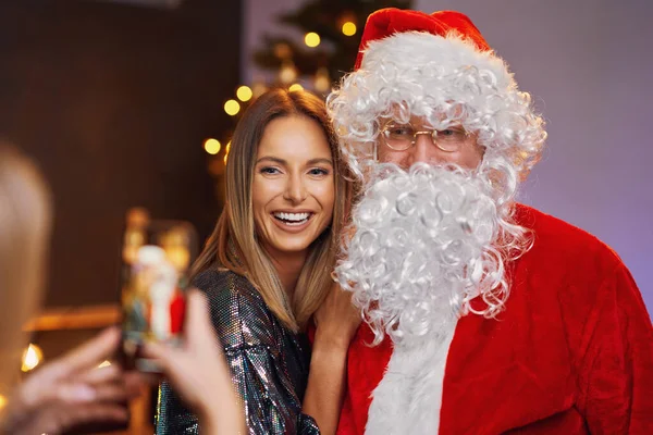 Prendre des photos avec le Père Noël et la jeune femme — Photo