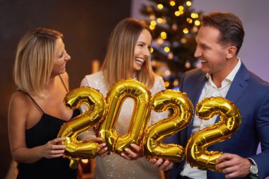 2022 yılbaşı partisinde güzel genç arkadaşlar eğleniyor.