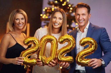 2022 yılbaşı partisinde güzel genç arkadaşlar eğleniyor.