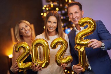2022 yılbaşı partisinde güzel genç arkadaşlar eğleniyor.