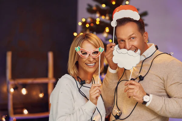 Amis ou famille célébrant la fête de Noël — Photo