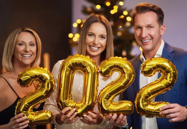 2022 yılbaşı partisinde güzel genç arkadaşlar eğleniyor.