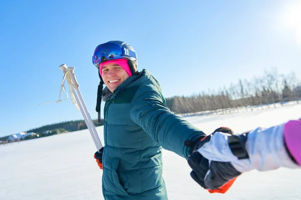 Pareja joven divirtiéndose mientras esquian en invierno —  Fotos de Stock