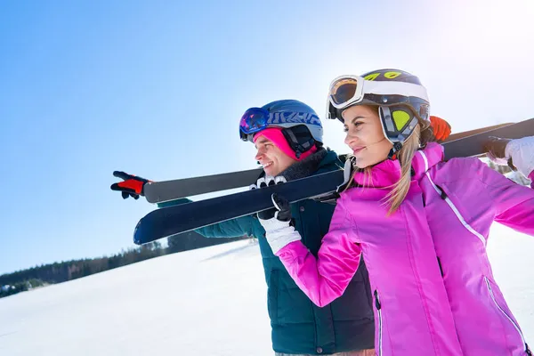 Young couple having fun while winter skiing — Stock Photo, Image