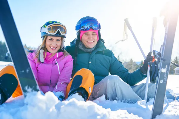 Unga par har kul medan vintern skidåkning — Stockfoto