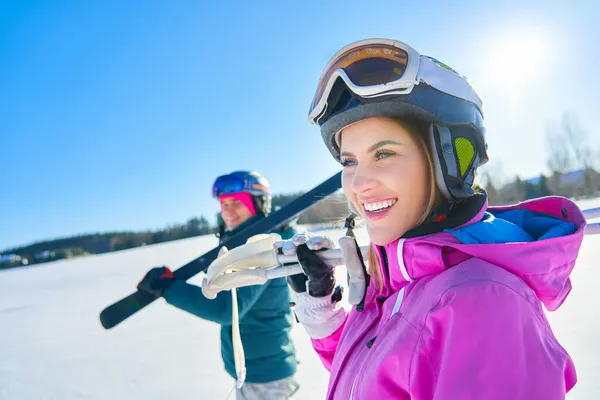 Junges Paar hat Spaß beim Winterskifahren — Stockfoto