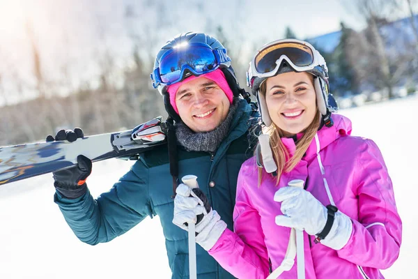 Jong stel hebben plezier tijdens de winter skiën — Stockfoto