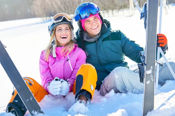 Jong stel hebben plezier tijdens de winter skiën — Stockfoto