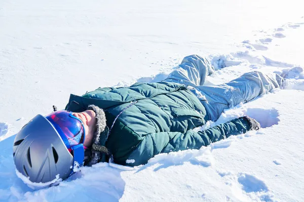 Giovane divertendosi sulla neve — Foto Stock