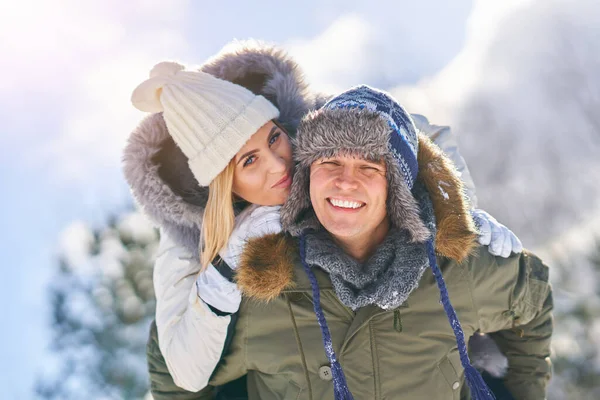 Çiftler kış manzarası ve karda eğleniyor. — Stok fotoğraf
