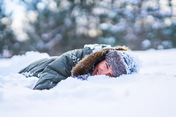 Joven divirtiéndose en la nieve —  Fotos de Stock