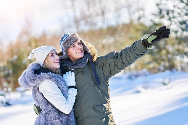 Paar vergnügt sich in Winterlandschaft und Schnee — Stockfoto