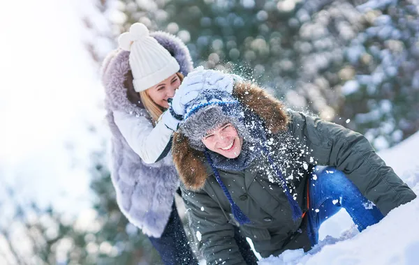 Casal se divertindo no cenário de inverno e neve — Fotografia de Stock