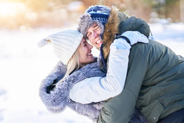 在冬景和雪地里玩得开心的夫妻 — 图库照片
