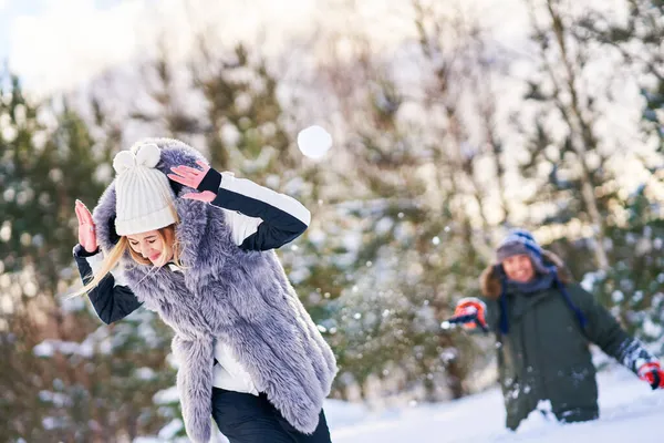 Casal se divertindo no cenário de inverno e neve — Fotografia de Stock