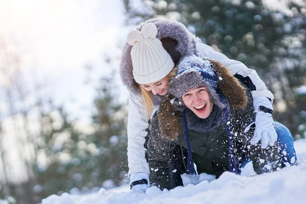 Pareja divirtiéndose en paisajes de invierno y nieve — Foto de Stock