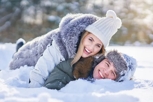 Couple s'amuser dans les paysages d'hiver et la neige — Photo