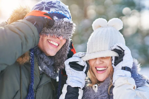 冬の景色と雪の中で楽しいカップル — ストック写真