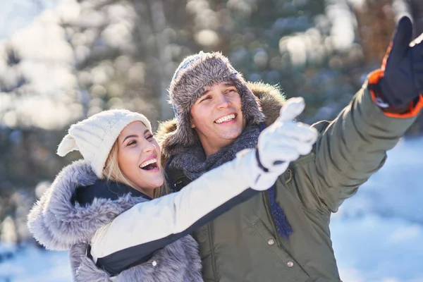 Pareja divirtiéndose en paisajes de invierno y nieve — Foto de Stock