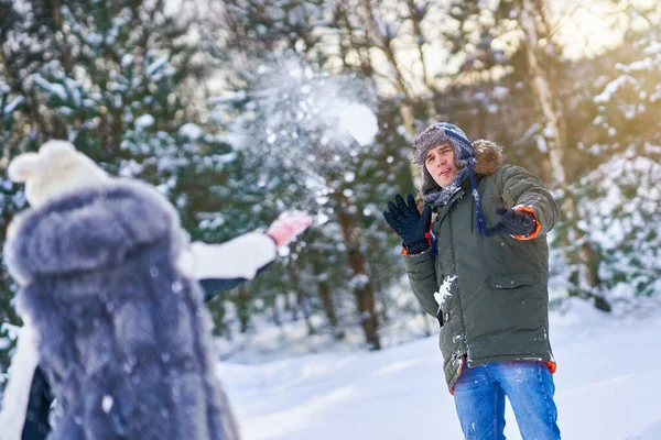 Casal se divertindo no cenário de inverno e neve — Fotografia de Stock