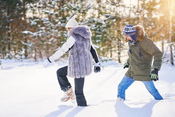 Caminhada de casal em neve alta durante o inverno — Fotografia de Stock
