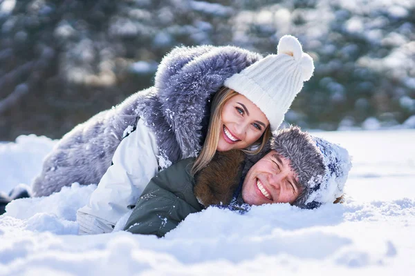 Paar plezier hebben in de winter landschap en sneeuw — Stockfoto