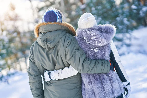 Çiftler kış manzarası ve karda eğleniyor. — Stok fotoğraf