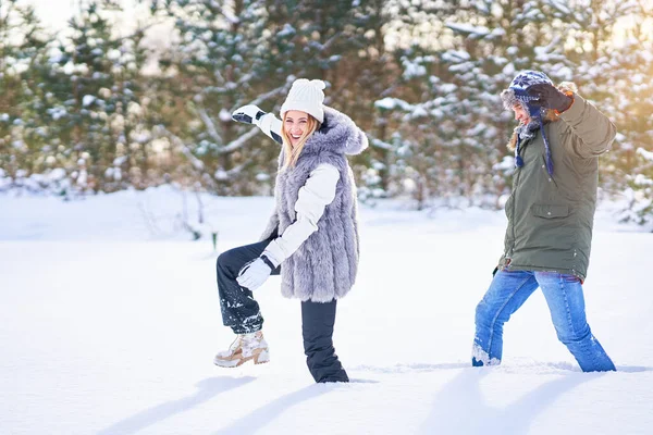 Coppia che cammina in alta neve durante l'inverno — Foto Stock