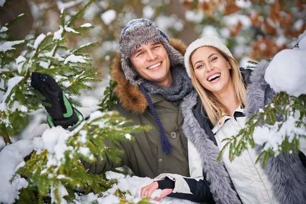 Пара веселится в зимних пейзажах и снегу — стоковое фото