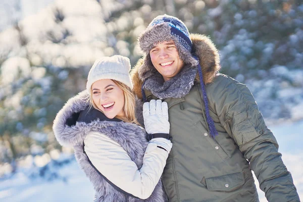 冬の景色と雪の中で楽しいカップル — ストック写真