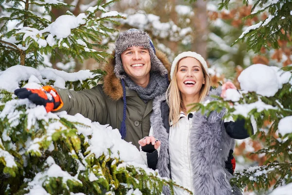 Pareja divirtiéndose en paisajes de invierno y nieve —  Fotos de Stock