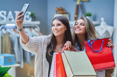 Telefonla alışveriş yaparken bir grup mutlu arkadaş