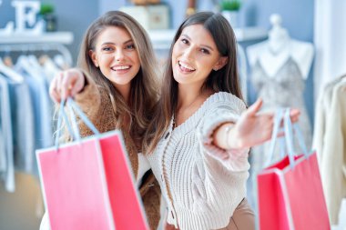 Alışveriş sırasında bir grup mutlu arkadaş