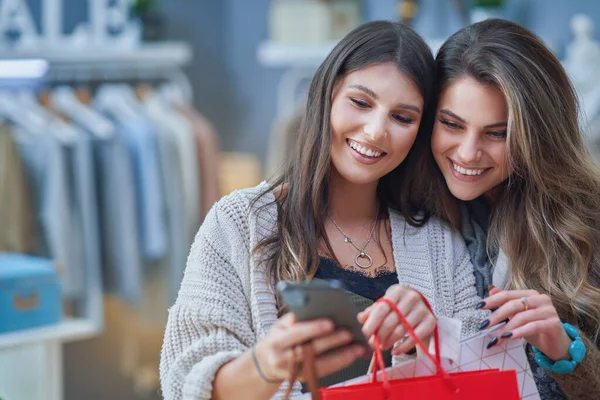 Egy csoport boldog barát telefonos vásárlás közben — Stock Fotó