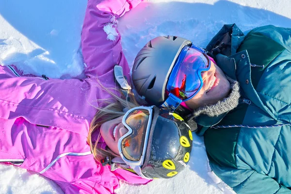 Giovane coppia divertirsi sulla neve — Foto Stock