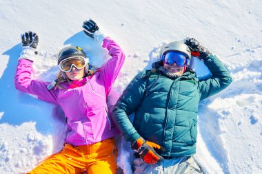 Genç çift kar üzerinde eğleniyor