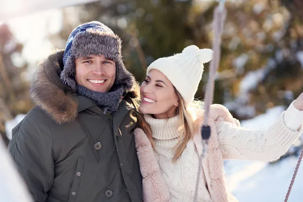 Paar plezier hebben in de winter landschap en sneeuw — Stockfoto