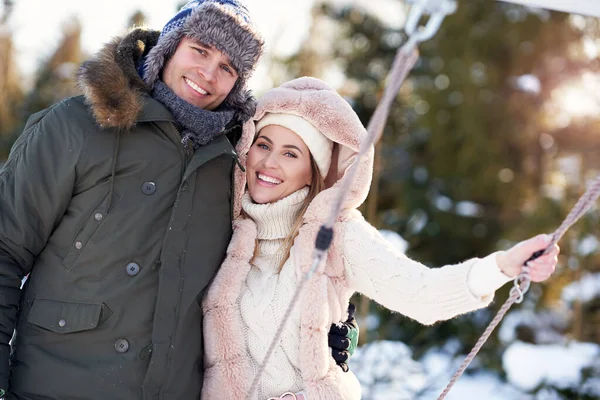 Paar vergnügt sich in Winterlandschaft und Schnee — Stockfoto