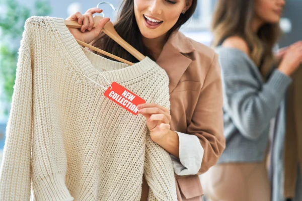 Chica joven en las compras durante la venta de la etiqueta de retención — Foto de Stock
